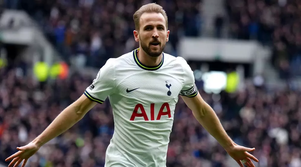 Fabrizio Romano makes a transfer claim about Kane’s potential departure from Tottenham, involving Levy